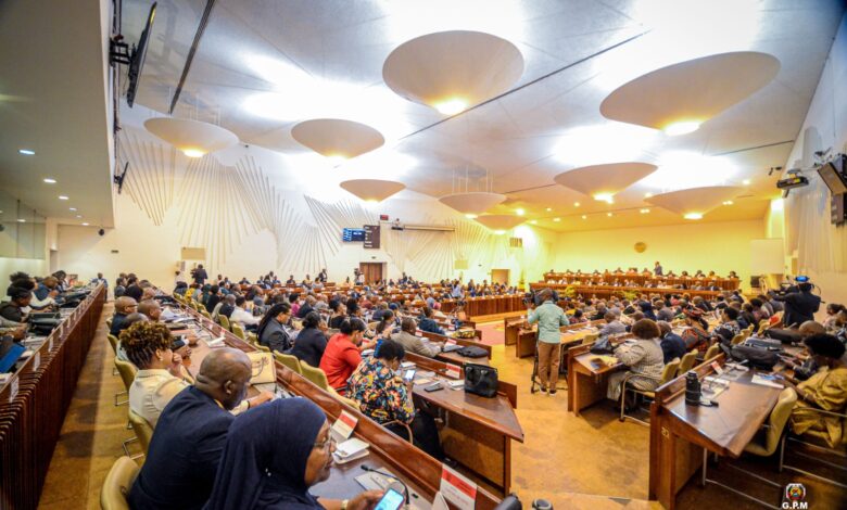 Governo presta informações na AR