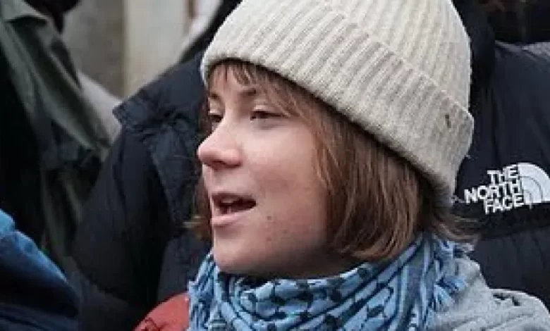 Greta Thunberg banida de Veneza após despejar tinta no Grande Canal