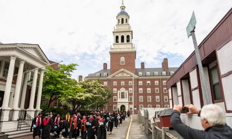 Harvard reabre investigação a ex-presidente após divulgação de e-mails com Epstein