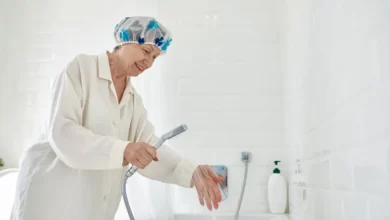 Idosos não devem tomar banho todos os dias. Dermatologista explica porquê
