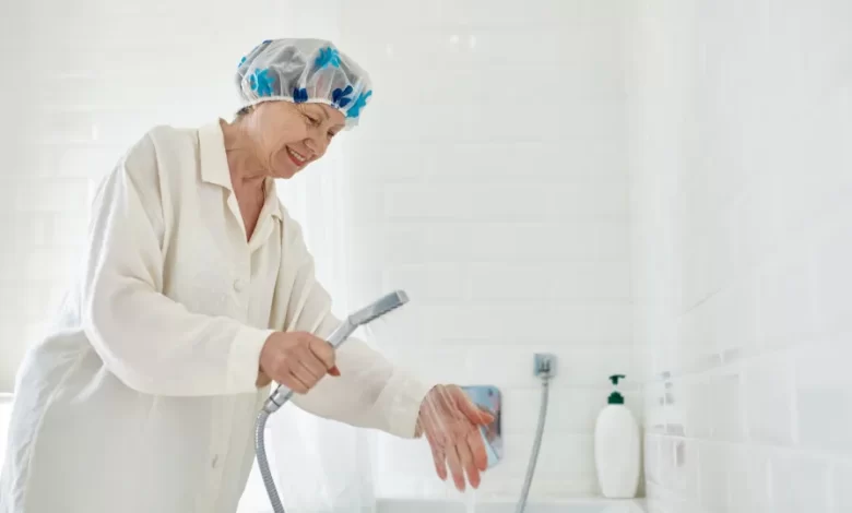 Idosos não devem tomar banho todos os dias. Dermatologista explica porquê