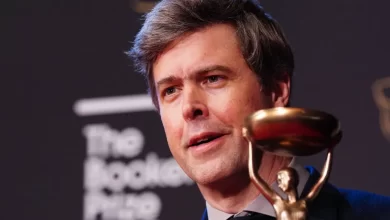 Livro Flesh de David Szalay vence Prémio Booker 2025