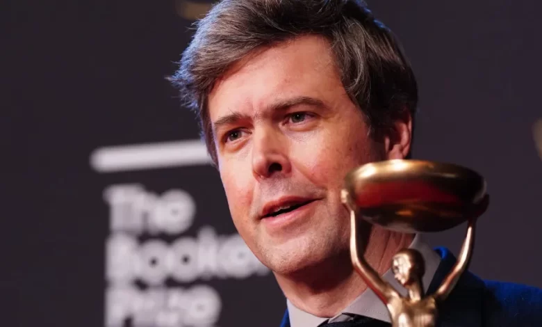 Livro Flesh de David Szalay vence Prémio Booker 2025