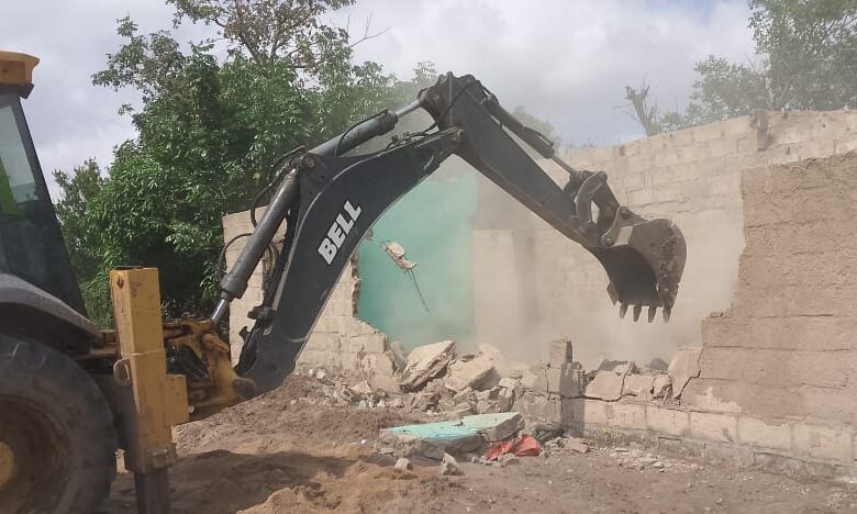 Matola remove casa que obstruía curso de água