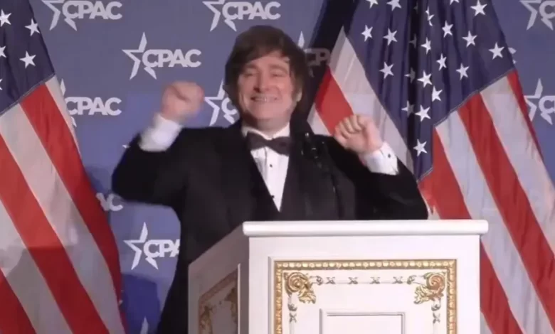 Milei imita famosa dança de Trump ao som de Y.M.C.A. nos EUA. Há vídeo