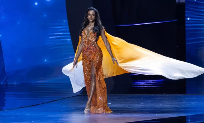 Miss Jamaica permanece no hospital após cair do palco durante concurso