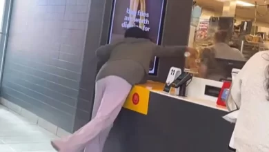 Mulher atira bebida quente a gerente do McDonald's nos Estados Unidos