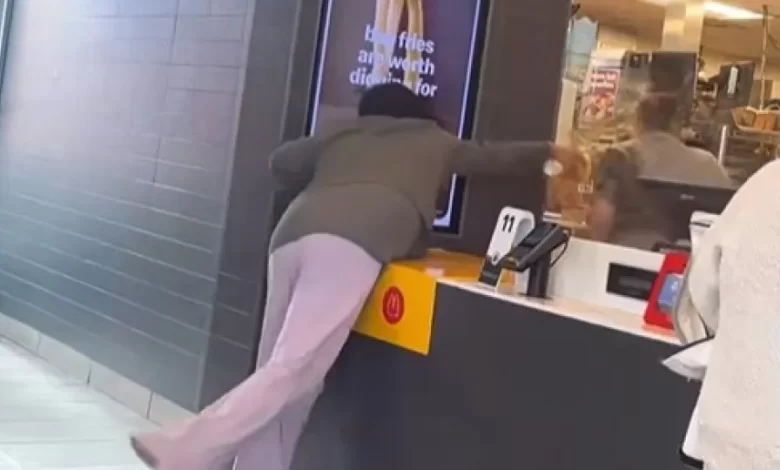 Mulher atira bebida quente a gerente do McDonald's nos Estados Unidos