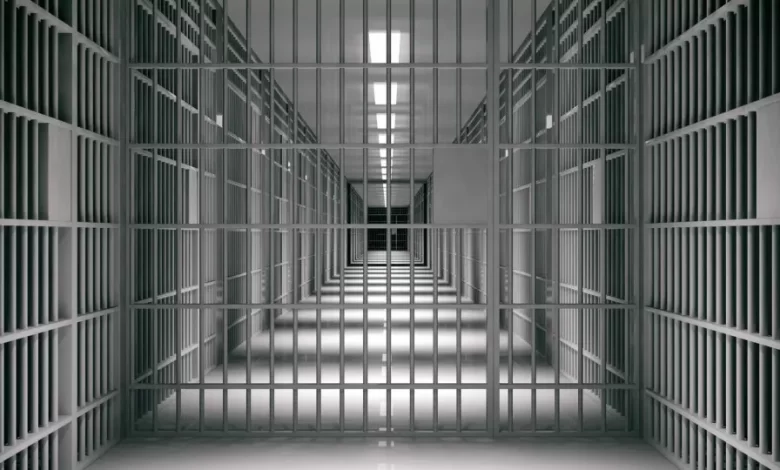 Passou 27 anos no corredor da morte por homicídio de bebé. Foi libertado