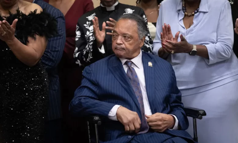Pastor e ativista político Jesse Jackson hospitalizado por doença neurológica