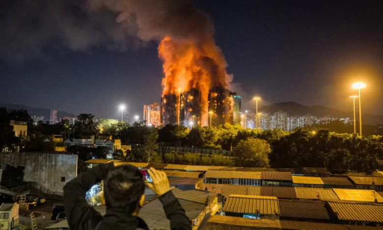 Pelo menos 12 pessoas morreram num incêndio em Hong Kong
