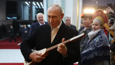 Putin surpreende a tocar instrumento típico do Quirguistão. Ora veja