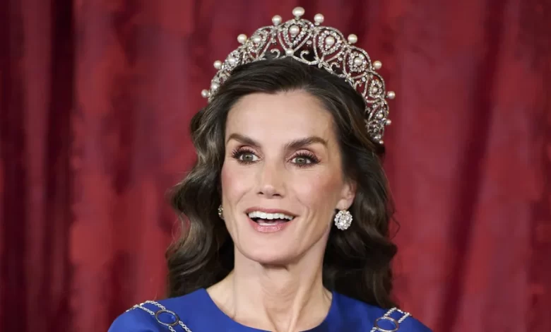 Rainha Letizia deslumbra com look formal em gala no Palácio Real