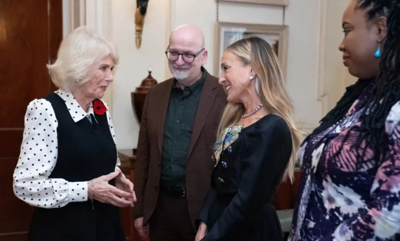 Sarah Jessica Parker encontra-se com a rainha Camilla em evento literário