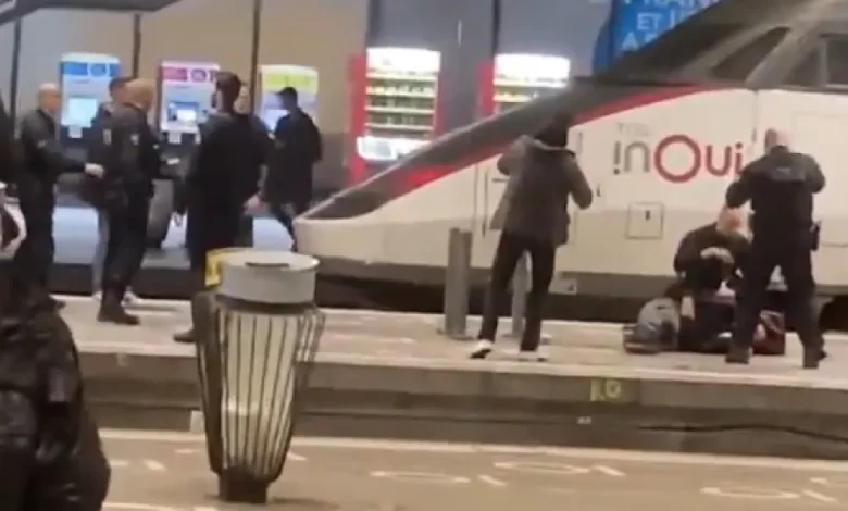 Tiroteio em estação de comboios em Paris após homem com faca fugir