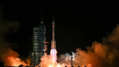 Tripulação chinesa regressa à Terra a bordo de cápsula de emergência