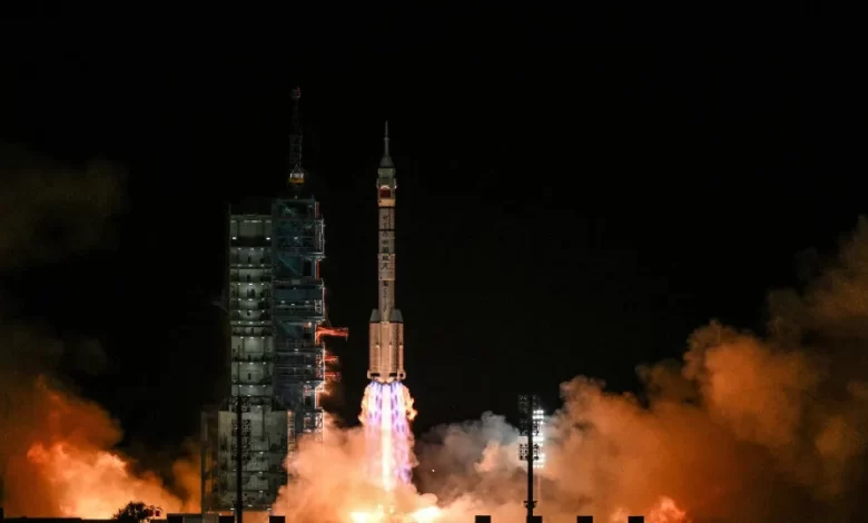 Tripulação chinesa regressa à Terra a bordo de cápsula de emergência