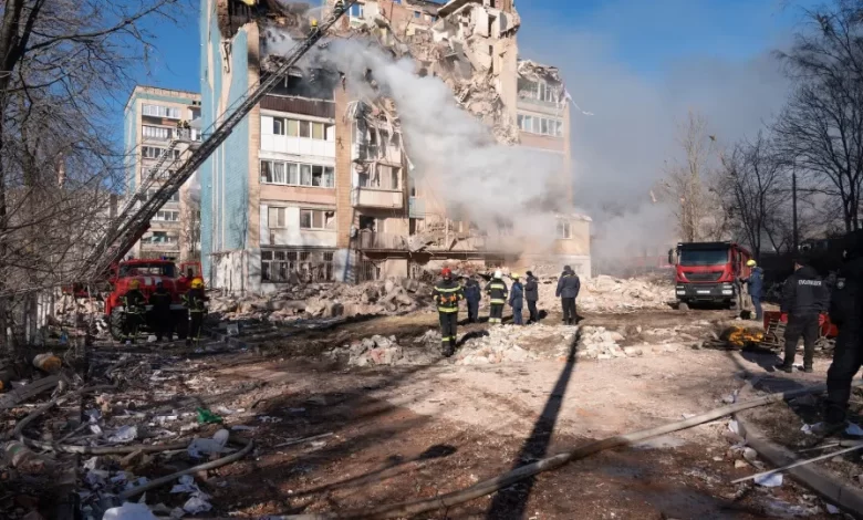Um morto e 11 feridos em Kyiv em novo ataque russo com drones