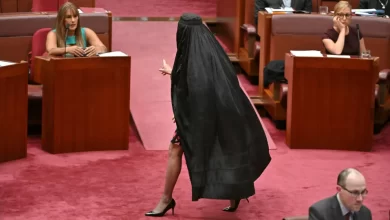 "Difamou religião". Senadora australiana suspensa após usar burca