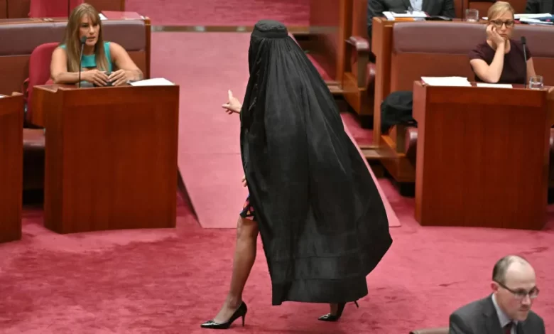 "Difamou religião". Senadora australiana suspensa após usar burca