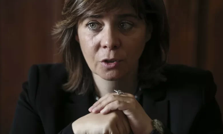 "É bom não falsificar a história e o 25 de Abril, esse sim mudou tudo"