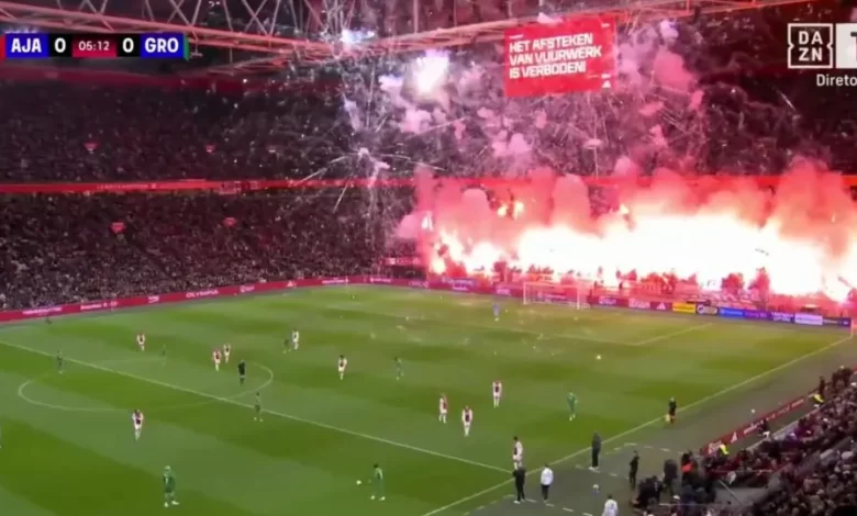 "Escandaloso". Pirotecnia provoca debandada geral no Ajax-Groningen