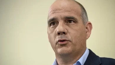 "Política submissa perante os poderosos enfraquece o povo e a sua vida"