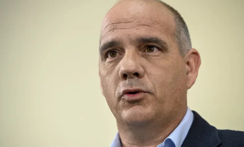 "Política submissa perante os poderosos enfraquece o povo e a sua vida"