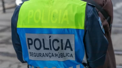 Atira munições de arma do parceiro para a rua. PSP alertada por gritos