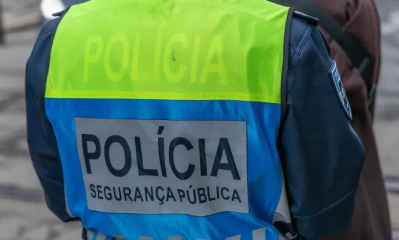 Atira munições de arma do parceiro para a rua. PSP alertada por gritos