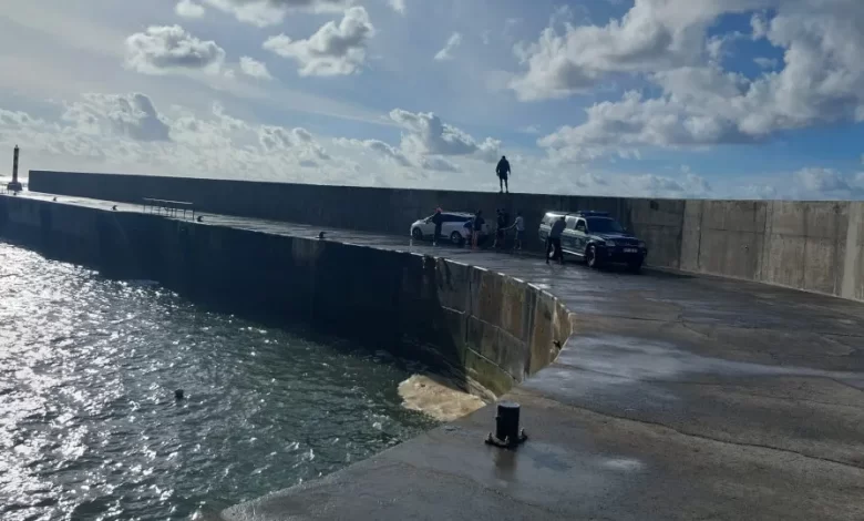 Cinco pessoas resgatadas após serem arrastadas por onda na Madeira