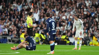 Com expulsão de Carreras, Real Madrid acaba com nove e Barcelona foge