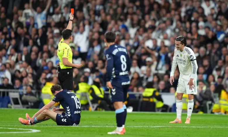 Com expulsão de Carreras, Real Madrid acaba com nove e Barcelona foge