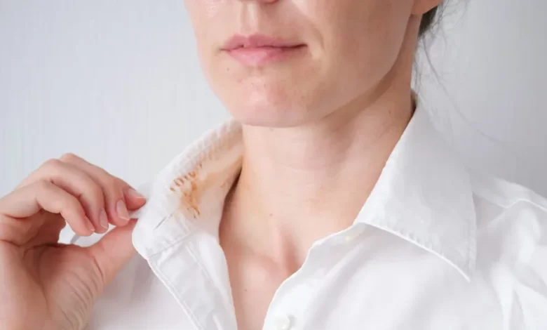 Como remover as manchas de base das camisas brancas. Um guia prático