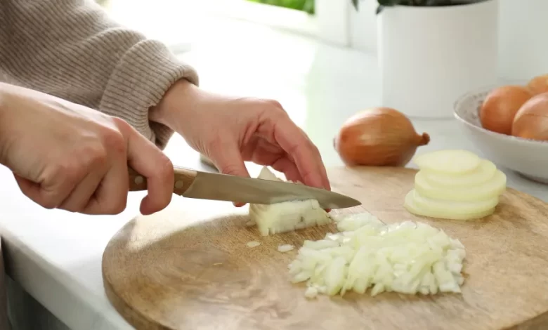 Como tirar o cheiro a cebola das mãos. 4 truques simples, mas eficazes