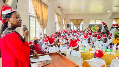 Crianças órfãs e idosos de Mossurize em Natal Solidário