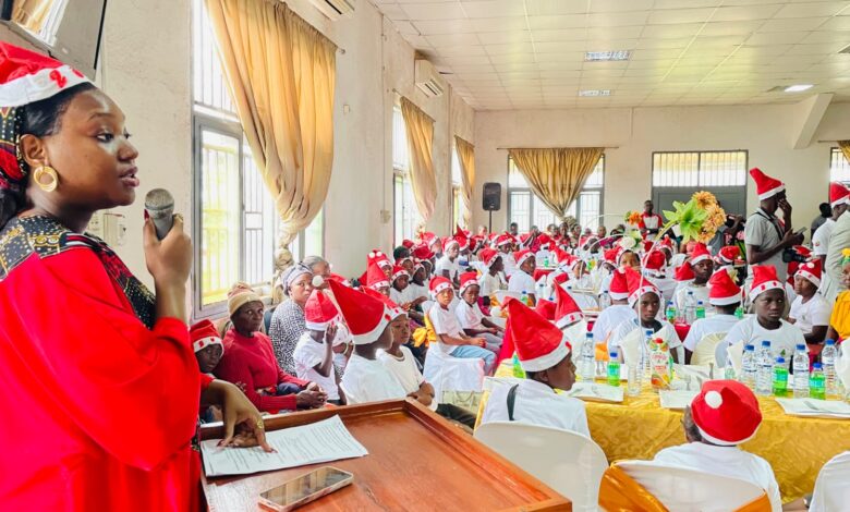 Crianças órfãs e idosos de Mossurize em Natal Solidário