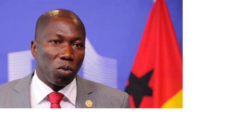 Família de Domingos Simões Pereira quer prova de vida do político guineense, detido numa esquadra de Bissau