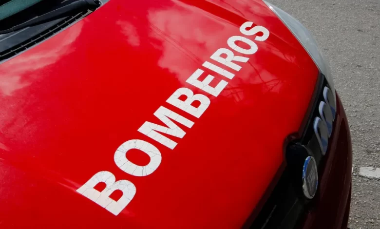 Ferido grave e 5 ligeiros (entre eles um bombeiro) em fogo na Amadora