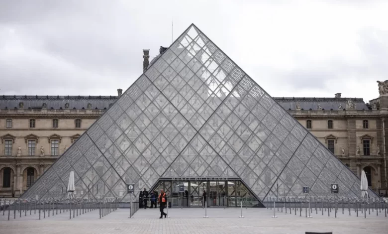 Funcionários do Louvre vão fazer greve este mês "falta de recursos"