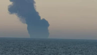 Helicóptero búlgaro entrega mantimentos aos tripulantes do navio 'Kairos'