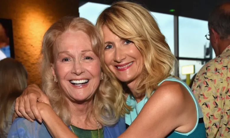 Laura Dern recorda falecida mãe, Diane Ladd. "Completaria 90 anos"