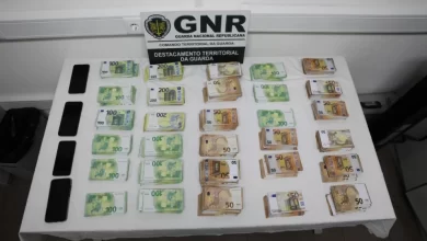Libertados homens apanhados com mais de meio milhão em notas falsas