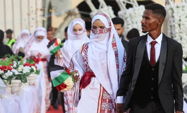Mais de 50 casais casaram-se em Khan Younis, na Faixa de Gaza. As imagens