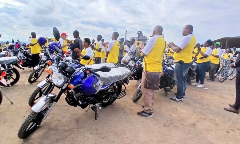 Município de Chimoio dá motas e bicicletas a chefes de bairros