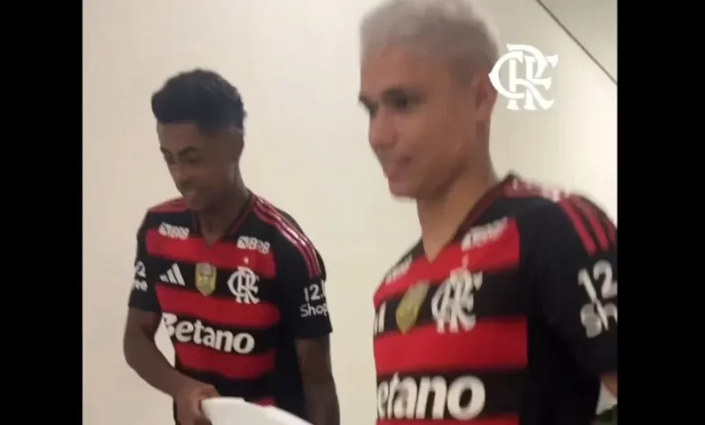 O presente dos jogadores do Flamengo para Filipe Luís após o título
