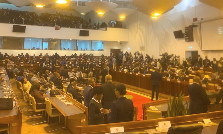 Parlamento aguarda chegada de Chapo