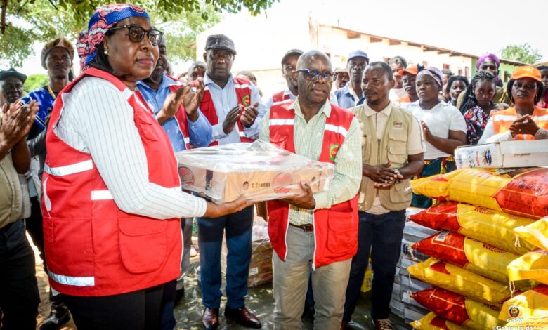 ÀS VÍTIMAS DAS CHEIAS EM BOANE: Primeira-ministra oferece produtos alimentares