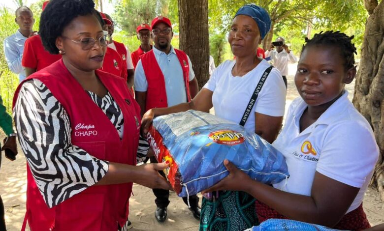 CHEIAS EM I’BANE: FRELIMO doa géneros alimentícios aos afectados