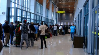 EM CHONGOENE: Filas longas para bilhetes de avião